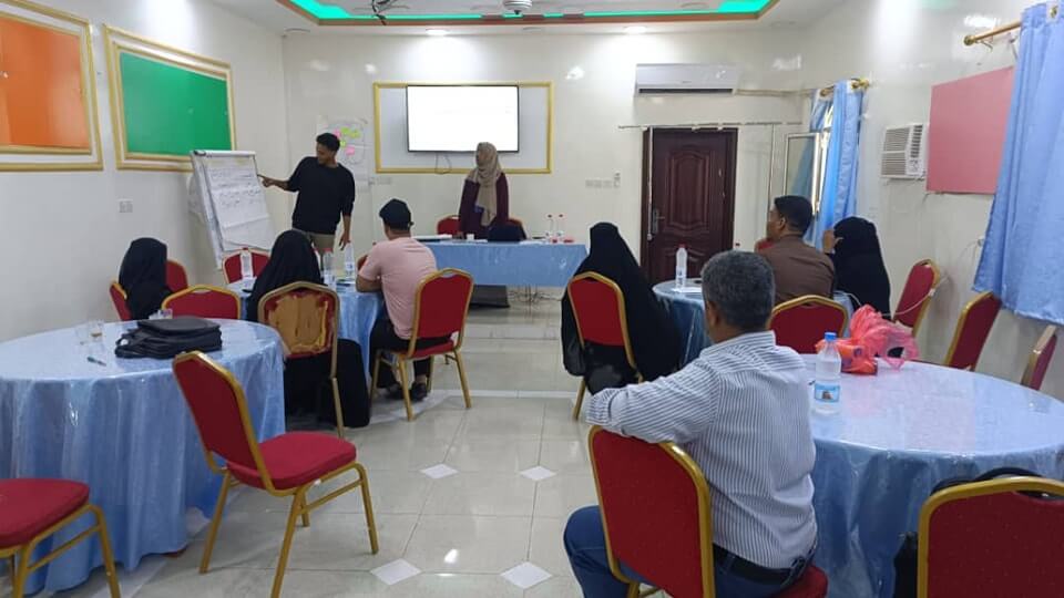 إقامة دورة تدريبية في مجال رفع قدرات فريق المؤسسة حول حماية النوع الاجتماعي وإعادة صياغة السياسة المتعلقة بالأمر
